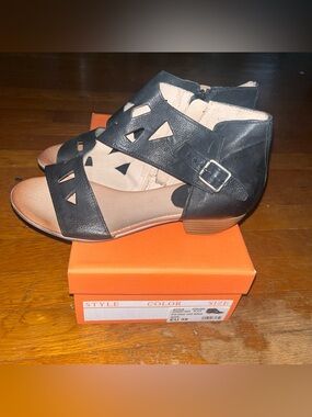 Mootsies Tootsies Sandals Womens 8.5 Low Heel Cutout Buckled Black Leather